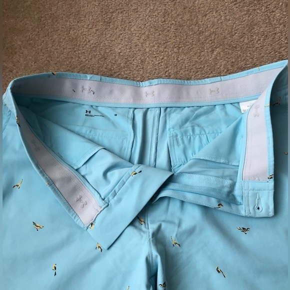 Under Armour Men’s 38 Golf Printed Storm Shorts in Light Blue w/Yellow Birds - Picture 4 of 14